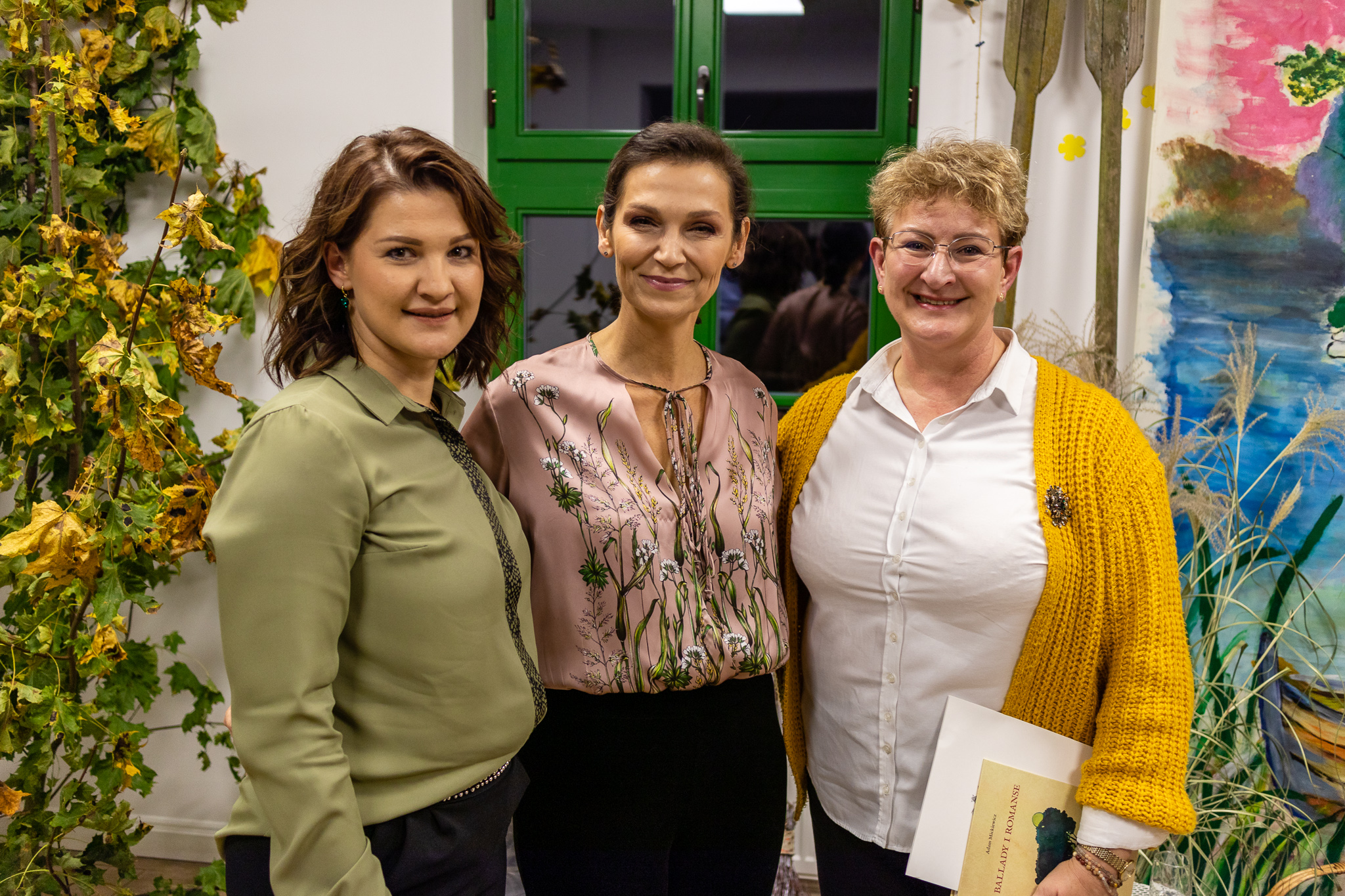 Olga Bończyk, Marlena Rogowska oraz Anna Lewandowska pozujące wspólnie do zdjęcia