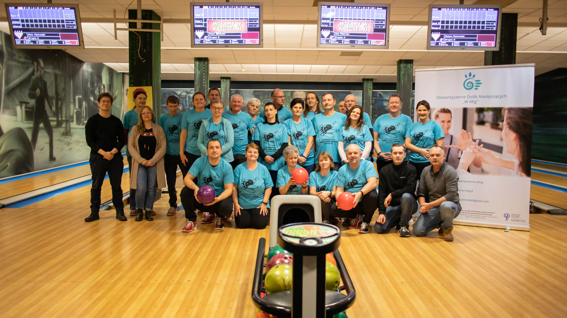 Grupowe zdjęcie członków stowarzyszenia podczas turnieju bowlingowego.