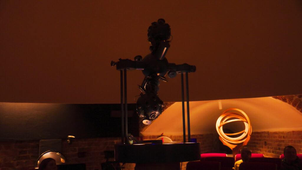 28 Projektor gwiazdowy w planetarium