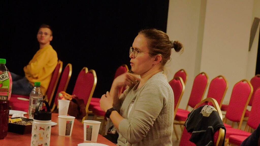 Głucha kobieta miga