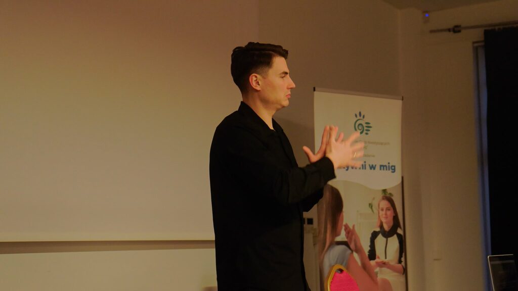 Bloger Filip Gałązka miga