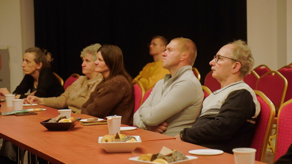 Głuche kobiety oraz mężczyźni słuchają przemówienia