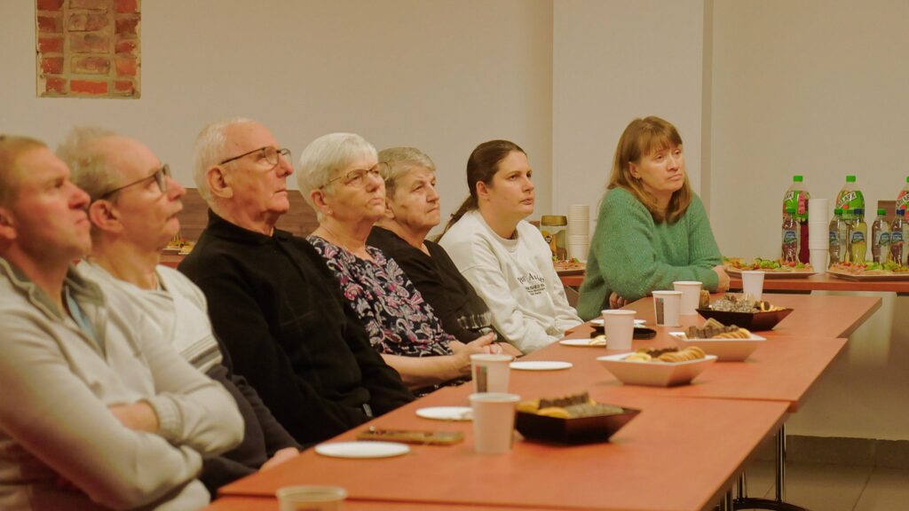 Grupka głuchych siedzi i słucha przemówienia