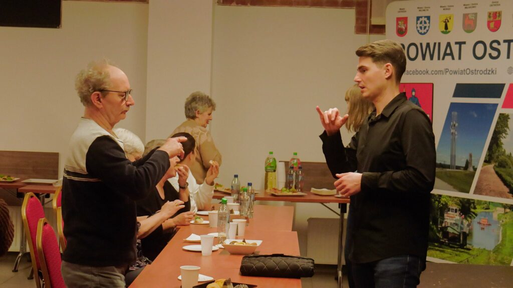 Dwóch głuchych mężczyzn rozmawia ze sobą w języku migowym