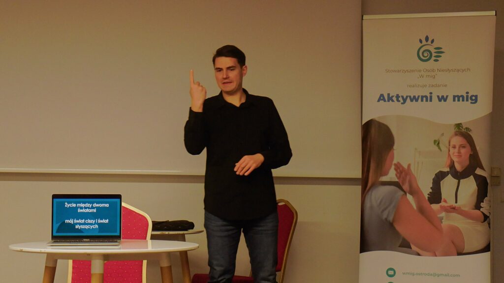 Bloger Filip Gałązka miga na scenie