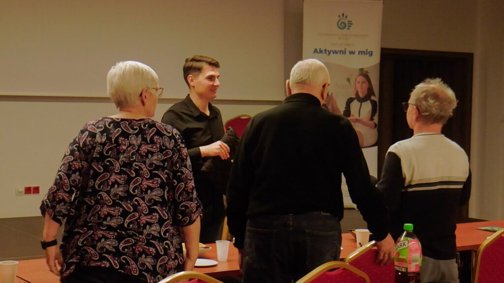 Dwóch głuchych mężczyzn rozmawia ze sobą w języku migowym