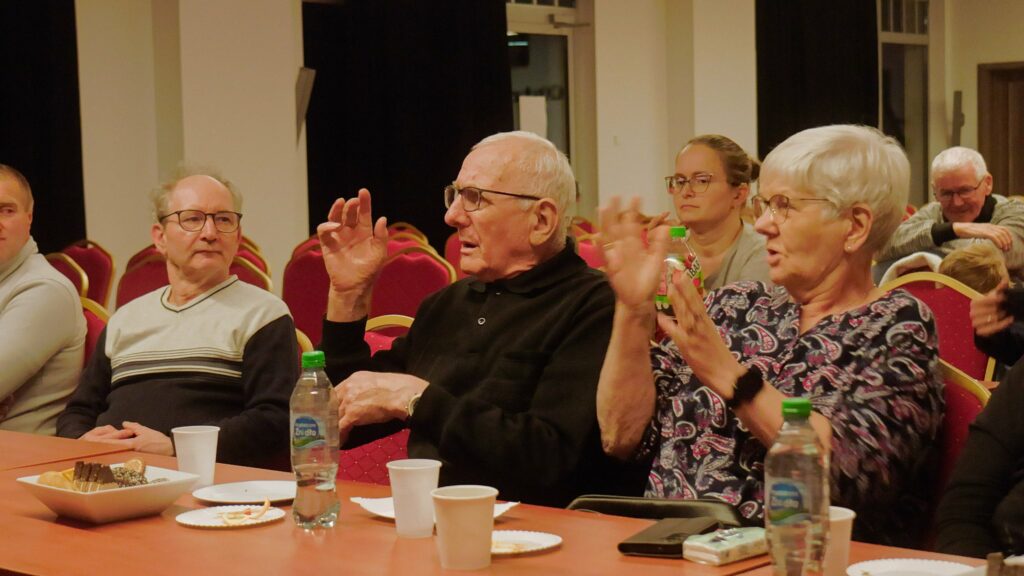 Starsza kobieta oraz mężczyzna migają