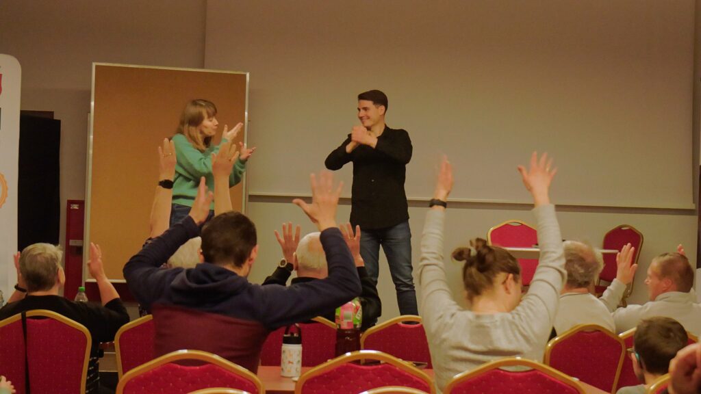 Głusi klaszczą na zakończenie spotkania