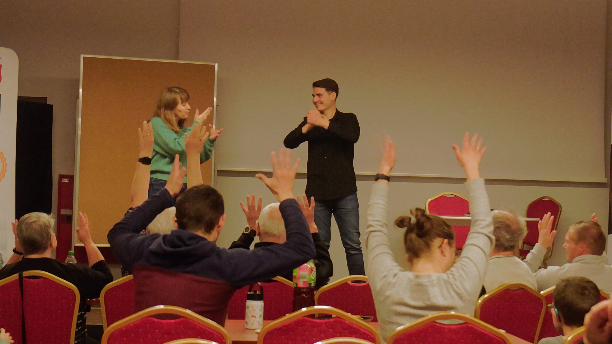 Głusi klaszczą na zakończenie spotkania